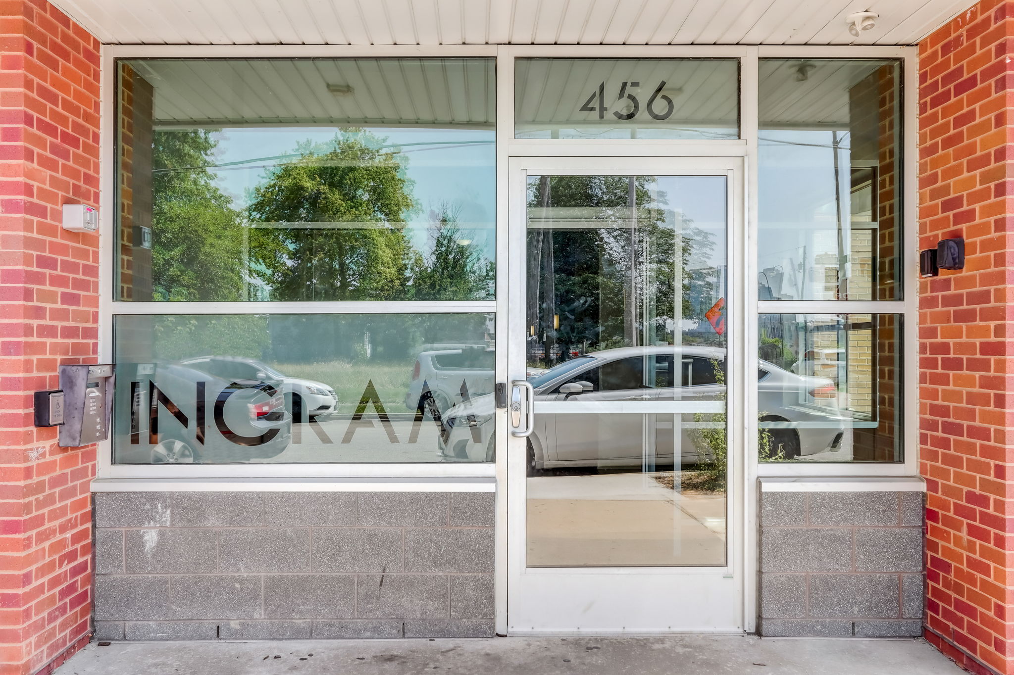 1482-web-or-mls-E Brown St 302-002.jpg